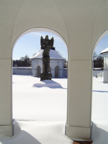 003 Dolní hřbitov - socha Anděla Posledního soudu, březen 2005