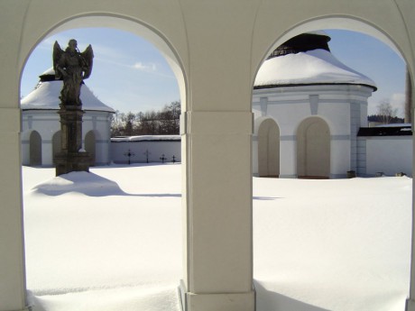 004 Dolní hřbitov - socha Anděla Posledního soudu, březen 2005