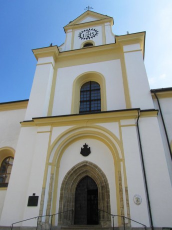 004 Kostel Nanebevzetí Panny Marie, duben 2011