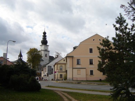 004 Kostel sv. Prokopa - v popředí Čechův dům, říjen 2005