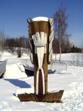 008 Dřevěná socha u splavu, březen 2005