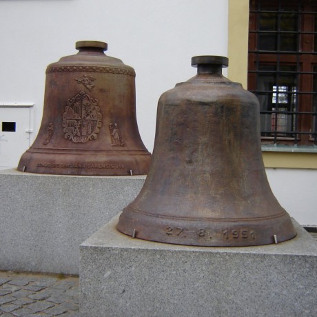 003 Zvony před Tvrzí (oba odlity ve ŽĎASu), říjen 2005