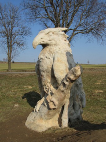 014 Hraniční kámen - socha moravské orlice (Žďár nad Sázavou - u Pilské nádrže), březen 2012