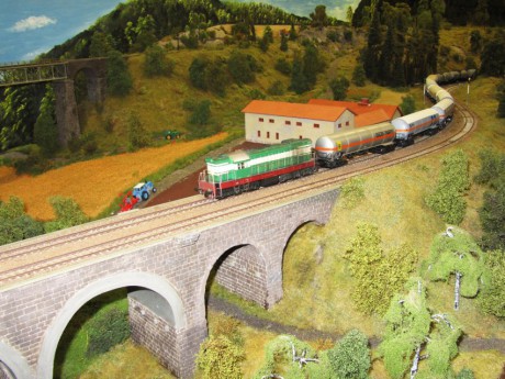 007 Plně ložený cisternový vlak vjíždí na žďárský viadukt