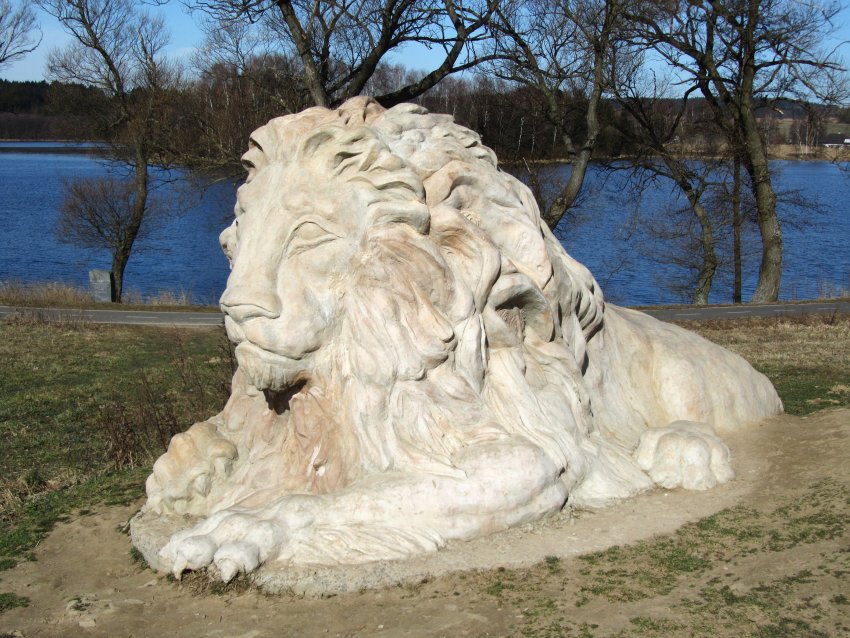 015 Hraniční kámen - socha českého lva (Žďár nad Sázavou - u Pilské nádrže), březen 2012